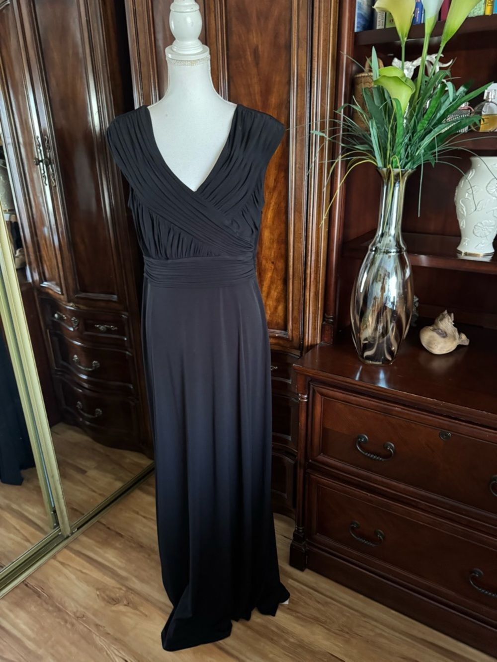 Signature by Sangria Black V-Neck Pleated Waist Maxi Dress